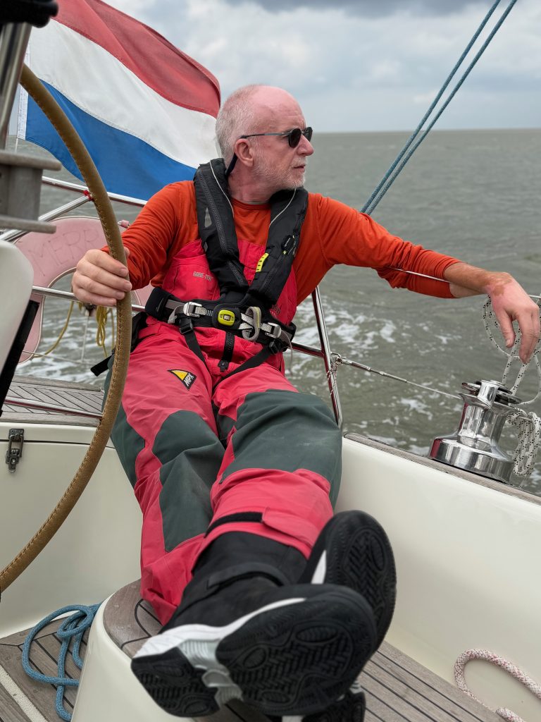 Marc aan het roer op weg naar het Kielerkanaal